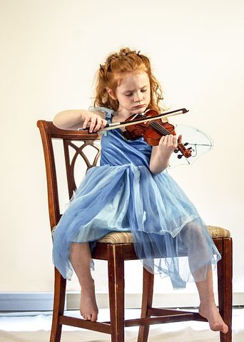 Una bambina che suona il violino