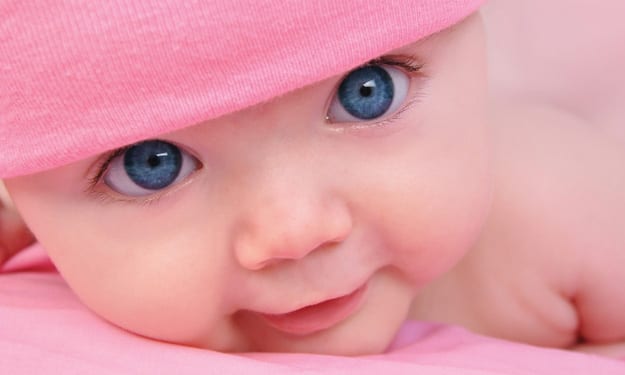 Bambina dagli occhi azzurri