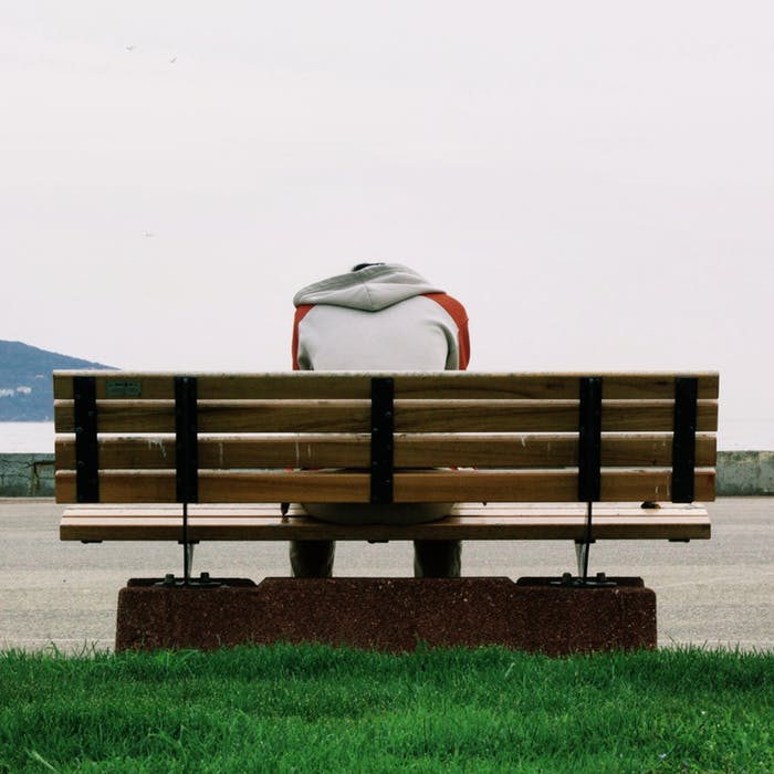 Ragazzo seduto su una panchina