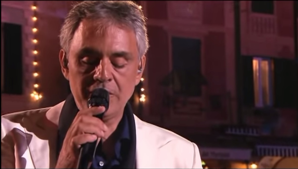 Andrea Bocelli che canta