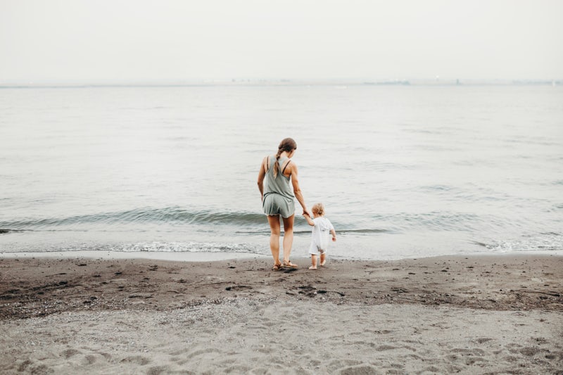 Un bambino insieme a sua mamma in spiaggia