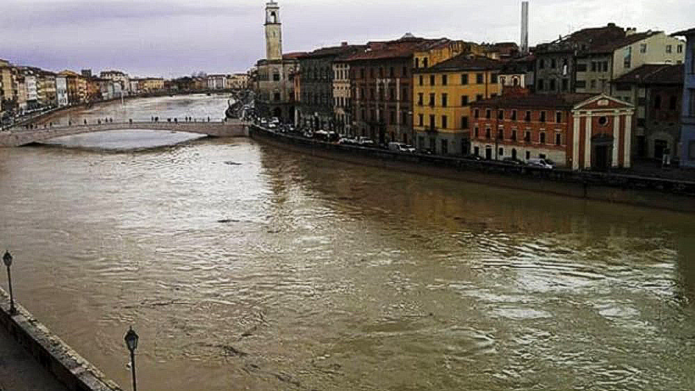 Arno in piena a Pisa 