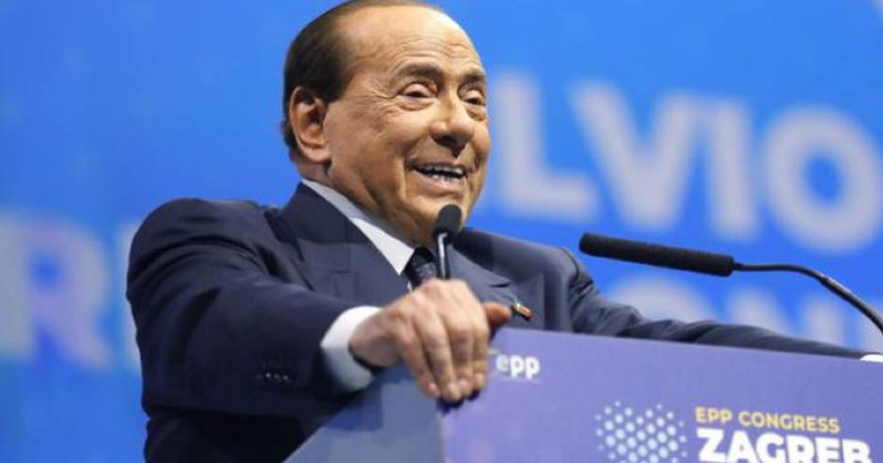 Silvio Berlusconi cade a Zagabria 