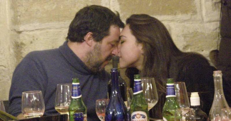 Matteo Salvini insultato e criticato bacia la fidanzata al ristorante