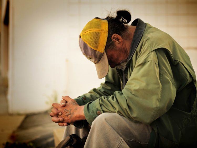 Un uomo di 59 anni perde il lavoro ed è costretto a chiedere la carità 