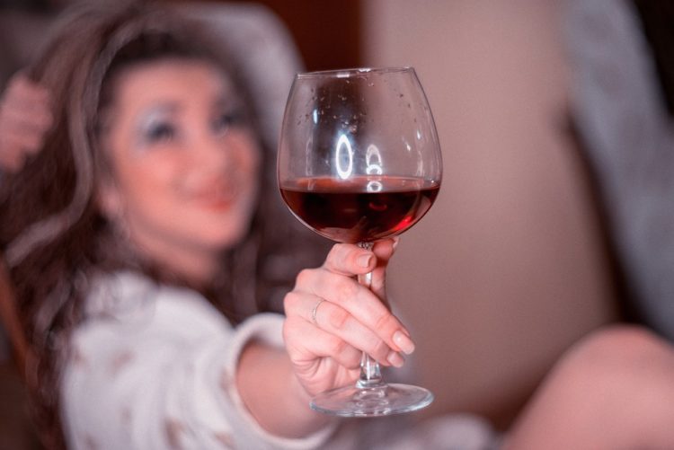 Bere un bicchiere di vino prima di dormire 