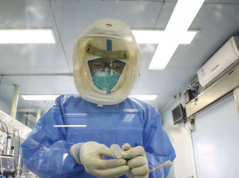 Coronavirus, medici a lavoro nel reparto di isolamento dell'ospedale Jinyintan a Wuhan